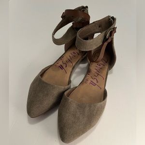 Like New Blowfish Women’s Size 8 Mossy Green Flats